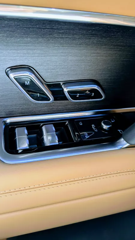 Range Rover 4.6 LWB de location chez VENDÔME PLAZA à Boulogne-Billancourt