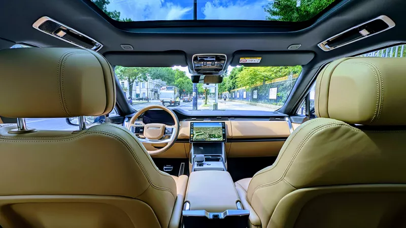 Range Rover 4.6 LWB de location chez VENDÔME PLAZA à Boulogne-Billancourt